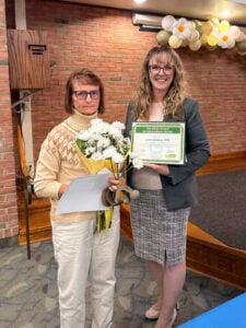 Kim Schell presents June Lindsey with the DAISY Award.